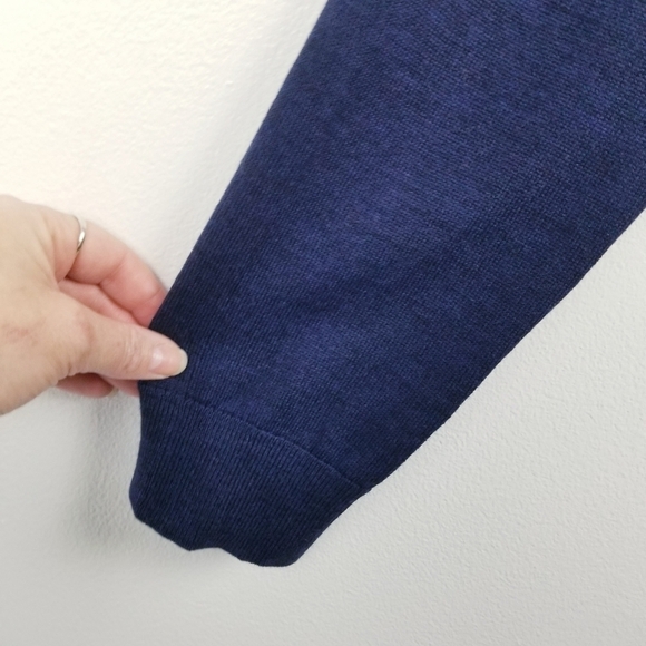 Banana Republic Men's Navy Blue V-neck 100% Merino Wool Lightweight Sweater - Picture 4 of 5